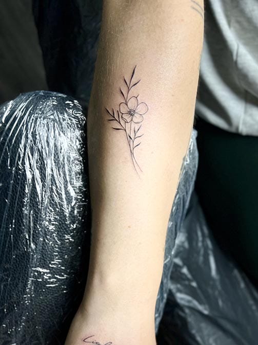 Tatuaje de flores con significado, flor de cerezo en el antebrazo