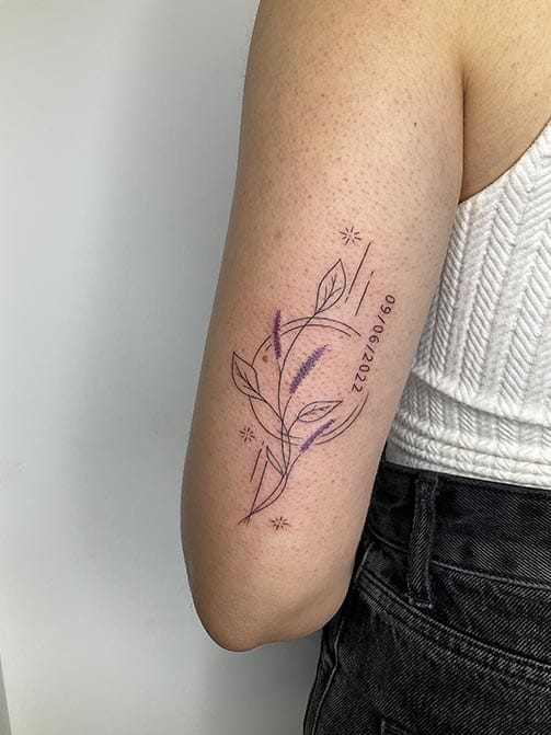 Tatuaje de flores con significado, lavanda en el brazo