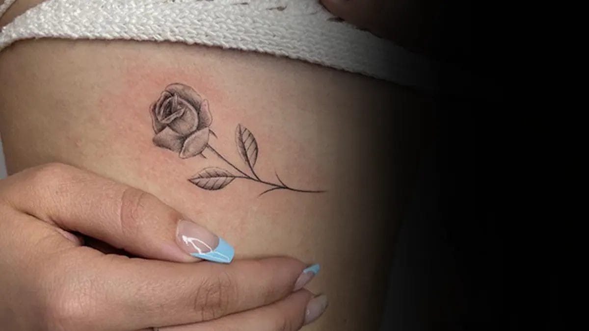 Tatuaje de flores con significado, rosa en las costillas