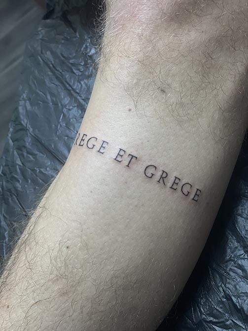 Tatuaje para hombre pequeño de una frase en el antebrazo