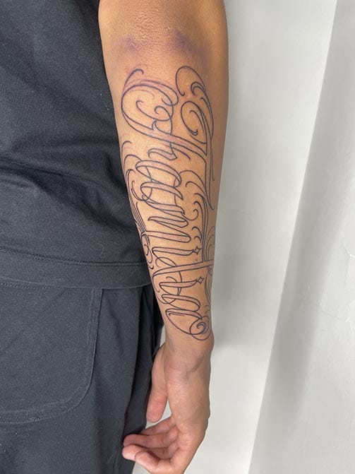 Tatuaje para hombre con significado de familia en el antebrazo