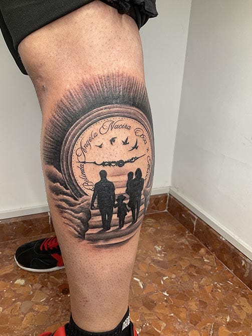 Tatuaje para hombre con significado de familia en el gemelo