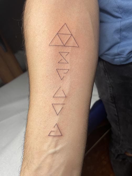 Tatuaje para hombre minimalista con significado, triángulos en el antebrazo