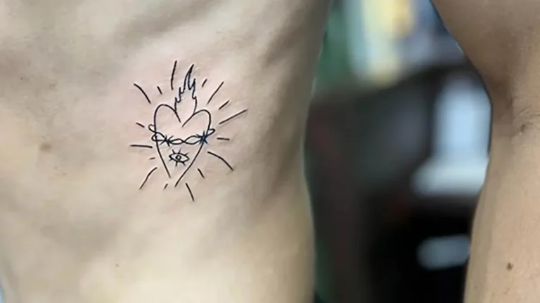 Tatuaje pequeño para hombrede un corazón en las costillas
