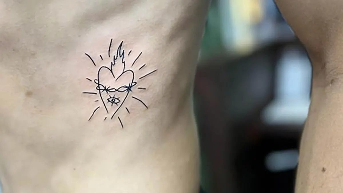 Tatuaje pequeño para hombrede un corazón en las costillas