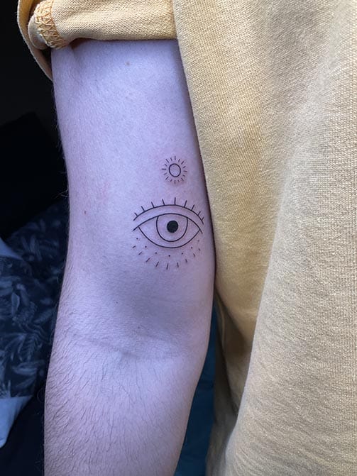 Tatuaje pequeño para hombre de un ojo en el brazo