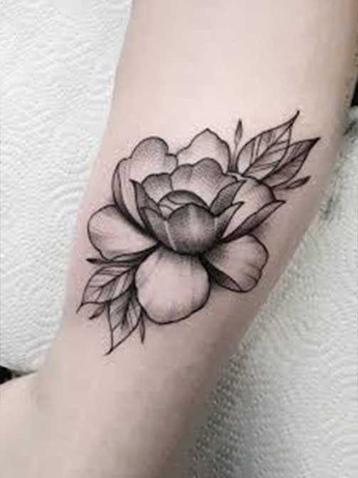 Tatuaje de flores con significado, peonia en el antebrazo