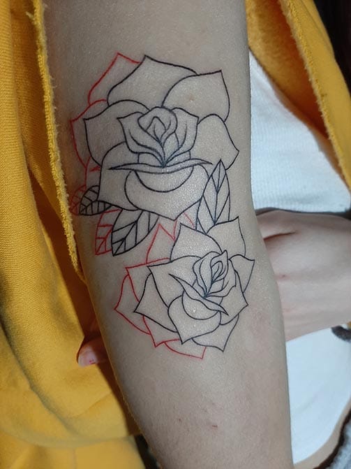Tatuaje de flores con significado, rosas en el brazo