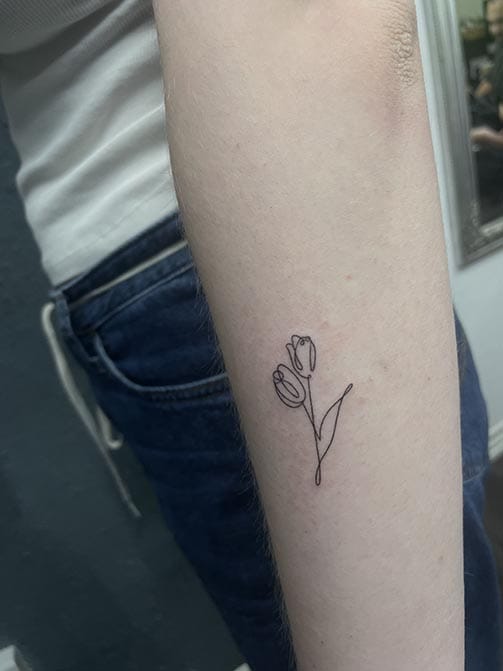 Tatuaje de flores con significado, tulipanes en el antebrazo