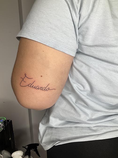 Tatuaje nombre de abuelo en el brazo con una letra bonita
