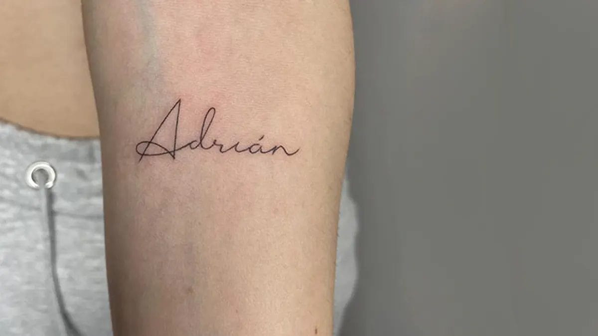 Tatuaje de un nombre en el brazo