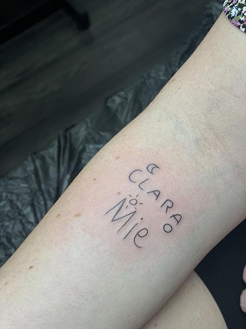 Tatuaje de los nombres de hijos escritos por ellos mismos