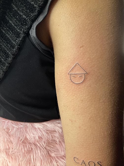 Tatuaje pequeño para mujer en el brazo estilo fineline desilueta china