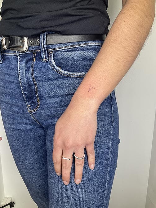 Tatuaje pequeño para mujer en el brazo con símbolo del zodiaco u horóscopo tauro
