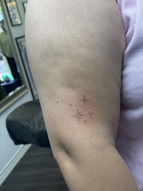 Tatuaje pequeño con significado para mujer  de estrellas en el brazo