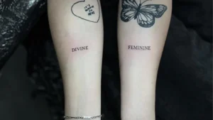 Tatuaje pequeño con significado para mujer de palabras femeninas en el antebrazo