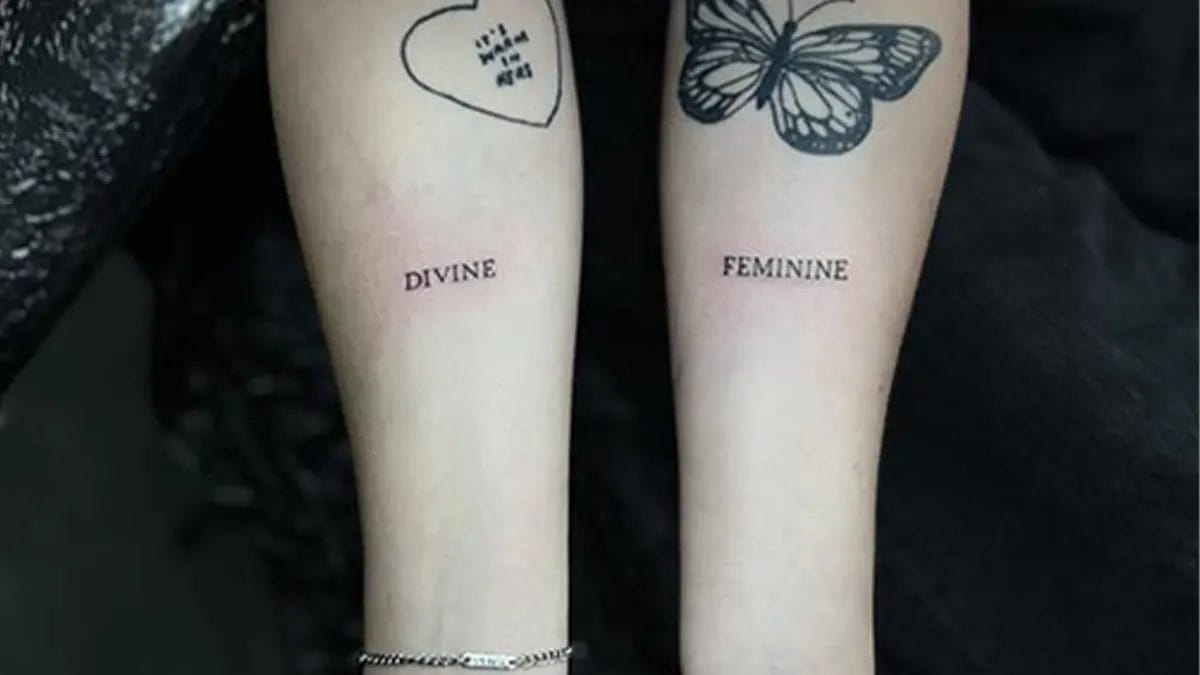 Tatuaje pequeño con significado para mujer de palabras femeninas en el antebrazo