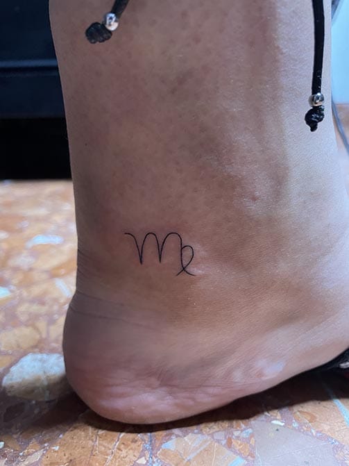 Tatuaje pequeño con significado para mujer del signo del zodiaco de virgo en el tobillo