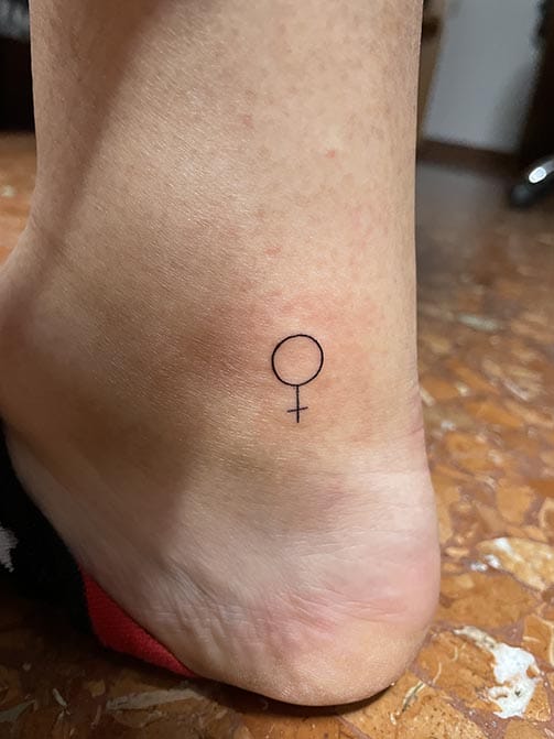 Tatuaje pequeño con significado para mujer del símbolo femenino en el tobillo